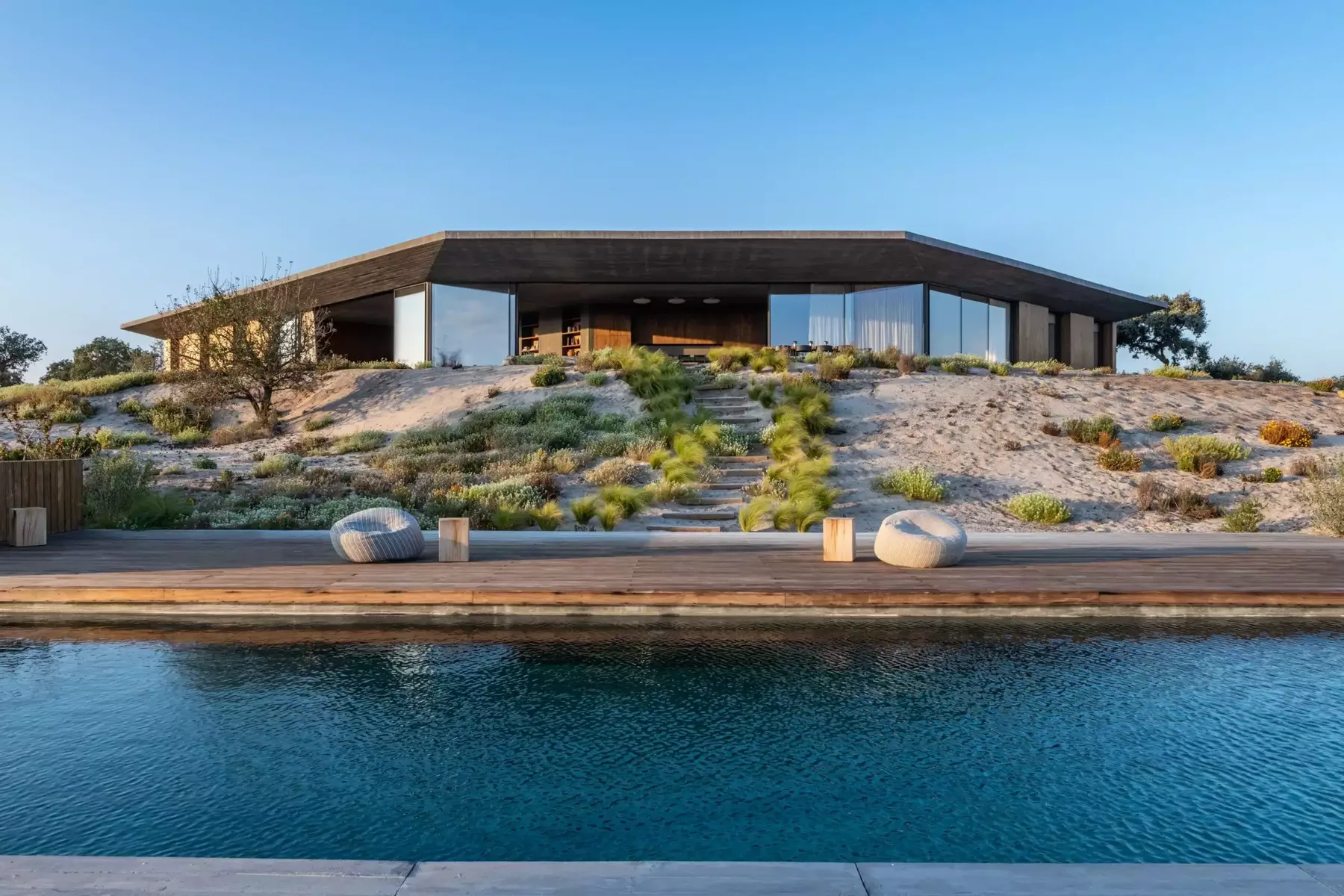 La villa depuis la piscine