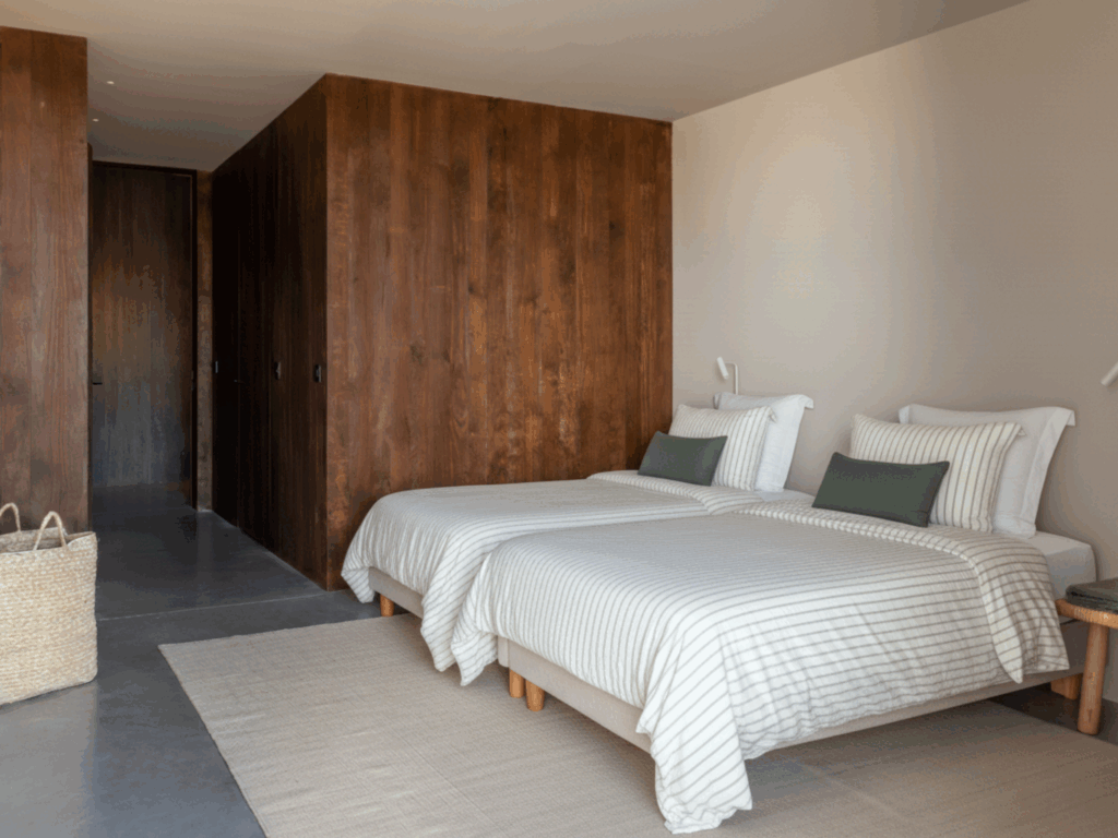 Chambre Twin Simple : deux lits simples, boiseries et lumière du matin