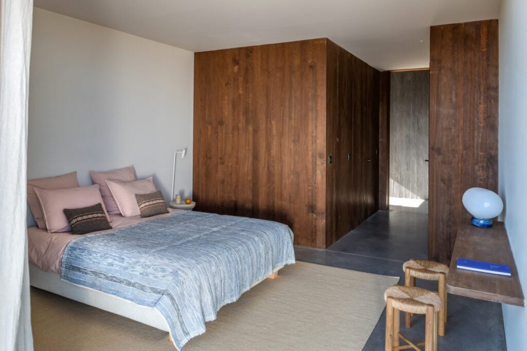 Chambre Double Deluxe : grand lit, boiseries, ouverture sur la plaine